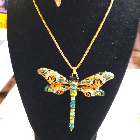NWT Betsey Johnson Gold and Green Dragonfly Pendant Necklace - Picture 1 of 9